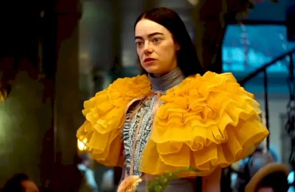 Emma Stone, mint Bella Baxter a Szegények című filmben.