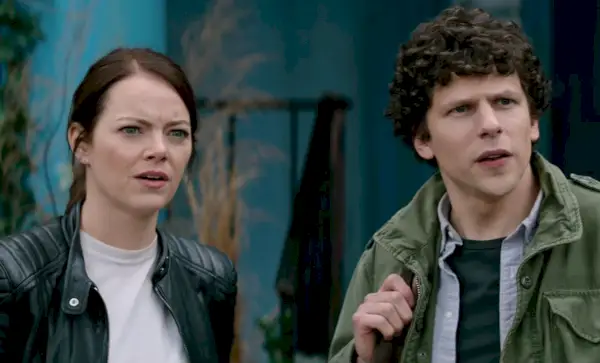 Emma Stone y Jesse Eisenberg lucen disgustados en Zombieland