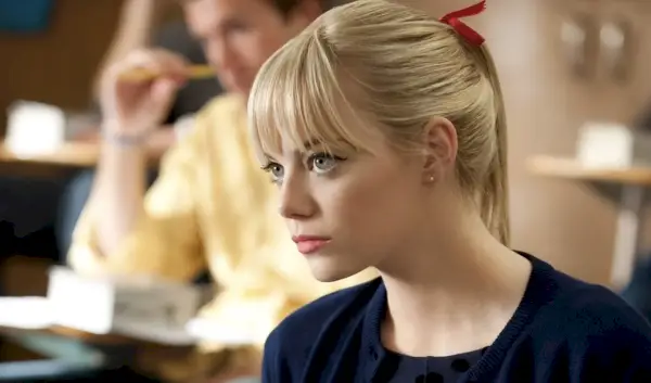 Emma Stone mit Pferdeschwanz sitzt in einem Klassenzimmer