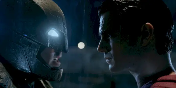 Batman e Superman si affrontano in Batman v Superman.