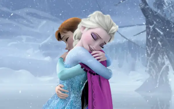 Elsa in Anna se objemata v Frozen (Disney)