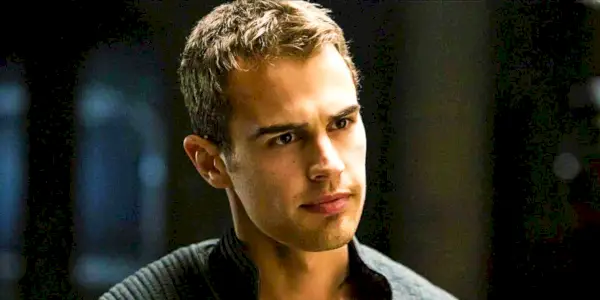 Theo James Tobiaksena (alias Four) elokuvassa Divergent