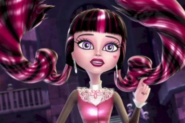 Monster High: Haunted; Lähikuva Draculaurasta, joka näyttää yllättyneeltä, kun hänen pitkät vaaleanpunaiset ja mustat letit kelluvat ylös.