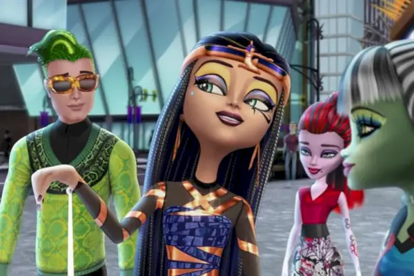 Monster High: בו יורק, בו יורק; קליאו דה נייל עומדת מול דוס גורגון, ילד עם נחשים ירוקים לשיער, ואופרטה, ראש אדום עם עור חיוור. מולה בצד עומד פרנקי סטיין.