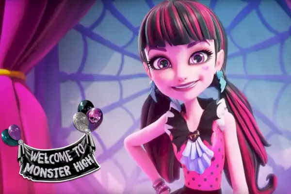 Bienvenue à Monster High ; Draculaura se tient devant une fenêtre en toile d'araignée avec des rideaux roses. Sa peau est plus rose et ses yeux plus grands dans le nouveau style d'animation.