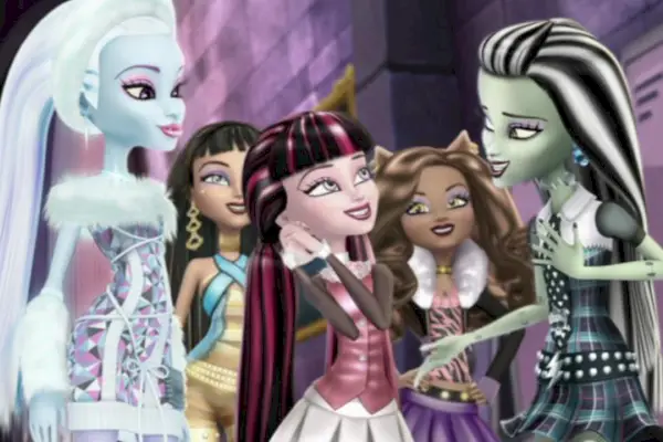 Monster High: למה רוחות מתאהבות?; אבי בומינבל, נערה כחולת עור, עומדת מאחורי דרקולורה, ערפד עם שיער שחור וורוד, שניהם מול פרנקי. מאחוריהם עומדים מספר תלמידים נוספים.