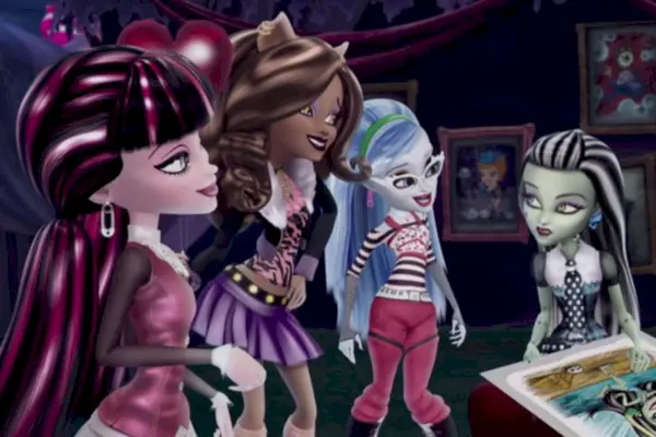 Monster High : Échapper à Skull Shores ; Draculaura, Clawdeen, Ghoulia, qui a la peau et les cheveux bleus, et Frankie, se rassemblent autour d'une carte.