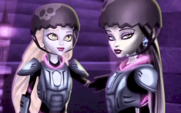 Monster High: Sustos del viernes por la noche; Laguna Blue y Draculaura se enfrentan y miran hacia la derecha. Ellos