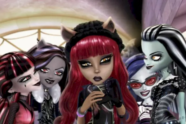 Monster High 13 משאלות; האולין וולף, איש זאב אדום שיער, עומד מוקף בגופות, כולם לובשים הבעות מרושעות.