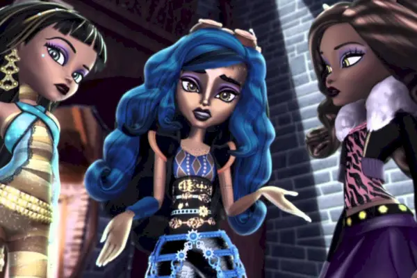 Monster High: pelot, kamera, toiminta!; Cleo de Nile, sinisessä ja kullassa, seisoo Robeccan vieressä, pronssinahkainen, sinihiuksinen robotti, Clawdeen toisella puolellaan.