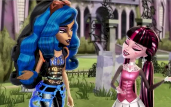 Monster High: Freaky Fusions; Robecca és Draculaura az iskolán kívül beszélgetnek.