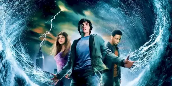 Percy Jackson přivolá vodu a osvětlení, zatímco ho lemují jeho dva přátelé