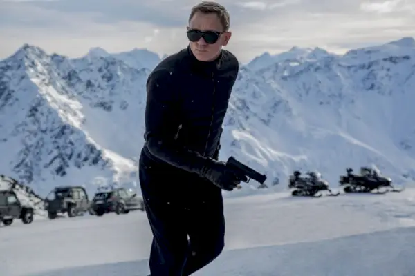 James Bond står i bergen med solglasögon på