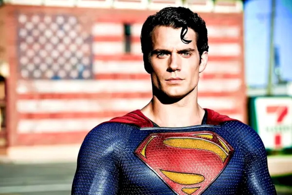 Henry Cavill como Clark Kent em Homem de Aço