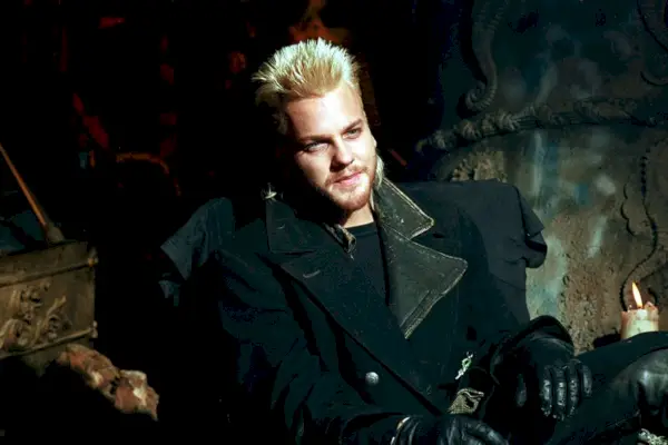 En blond vampyr vid namn David (Kiefer Sutherland) ler in