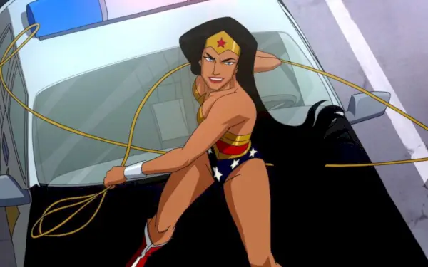 Una Wonder Woman animata prepara la sua corda mentre si trova su un'auto della polizia