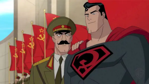 Un Superman animato che conversa con qualcuno davanti alla bandiera dell'URSS