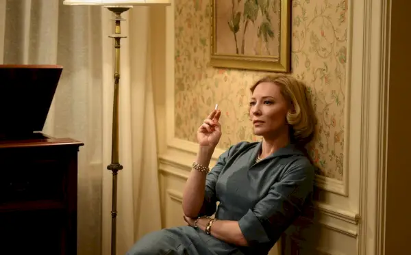 Cate Blanchett puši cigaretu u sobi obloženoj tapetama