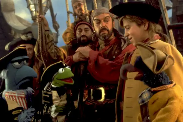 Sam, a Águia, Caco, o Sapo, Tim Curry como Long John Silver, Kevin Bishop como Jim Hawkins e O Grande Gonzo (Disney)