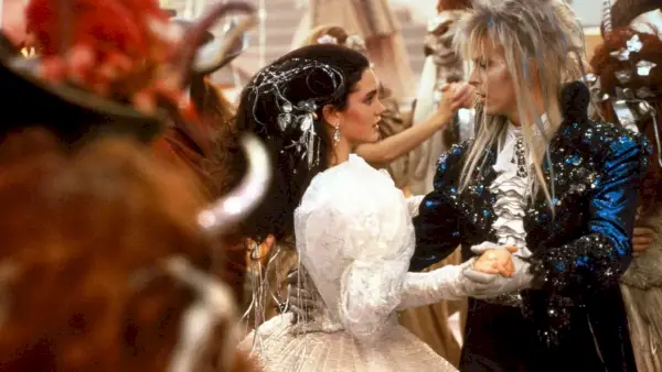 Jennifer Connelly som Sarah Williams dansar på en maskeradbal med David Bowie som Goblin King Jareth i filmen Labyrinth