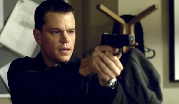 Matt Damon som Jason Bourne holder og peker en pistol i The Bourne Ultimatum