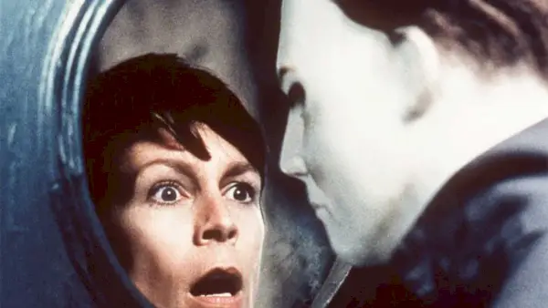 Jamie Lee Curtis sorpreso da Michael Myers ad Halloween