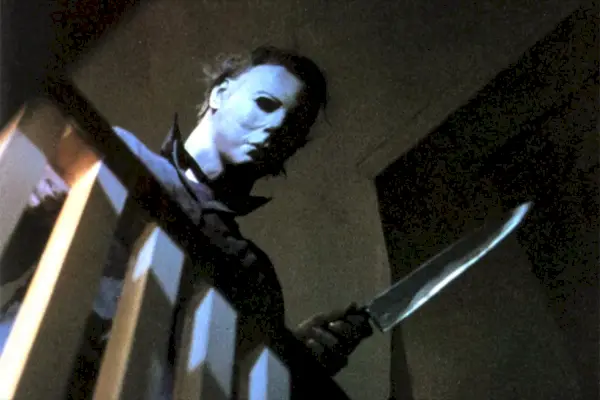 Michael Myers drži nož v prvi noči čarovnic.