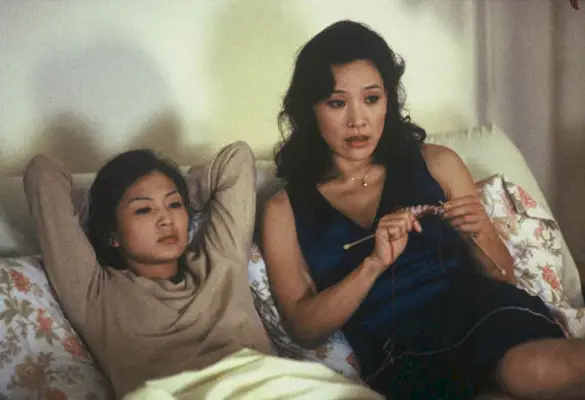 Michelle Krusiec i Joan Chen sjede na kauču