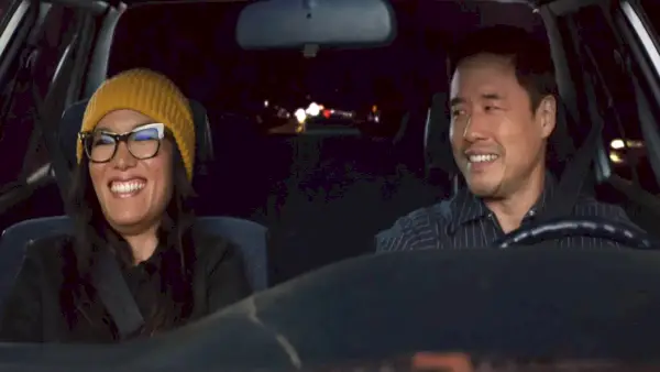 Ali Wong en Randall Park zitten in de auto en lachen en glimlachen naar elkaar in de film Always Be My Maybe.