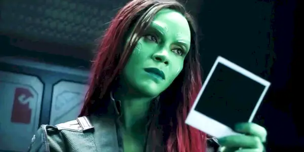 Galaksinin Koruyucuları Vol. 2'de Gamora rolünde Zoe Saldana elinde polaroid tutuyor. 3