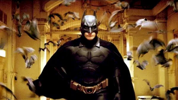 Christian Bale, massaal door vleermuizen, in Batman Begins.