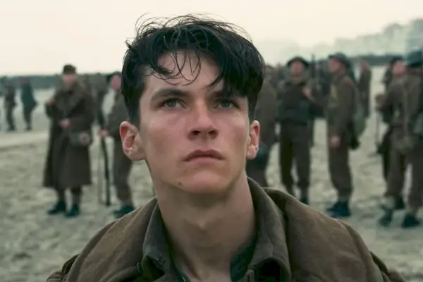 Fionn Whitehead como Tommy en Christopher Nolan