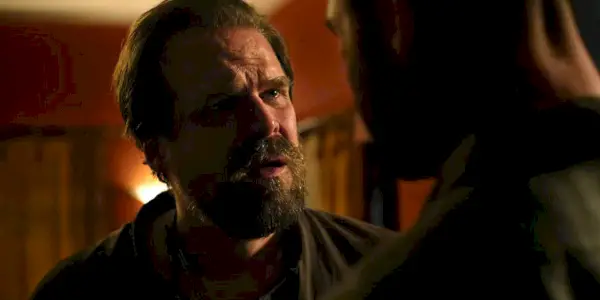 David Harbour nel ruolo di Gaspar in Extraction