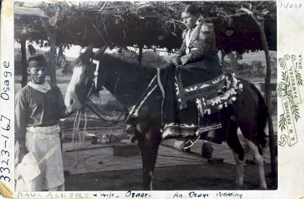 דיוקן של פול אלברט ואשתו (ללא שם), שניהם בני אומת האוסאז', בחתונתם, Pawhuska, אוקלהומה טריטוריה, תחילת המאה ה-20.