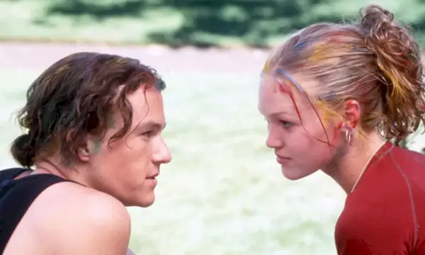 Bild på Heath Ledger som Patrick och Julia Stiles som Kat i en scen från