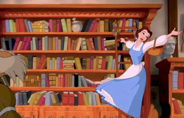 Belle singt auf einer Leiter in einem Bücherregal in Disney