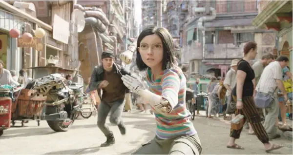 Rosa Salazar dans le rôle de Girlbot Alita.