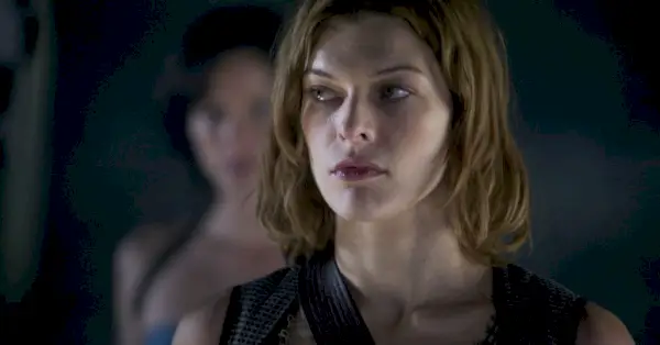 Vakavan näköinen Alice elokuvassa Resident Evil: Apocalypse