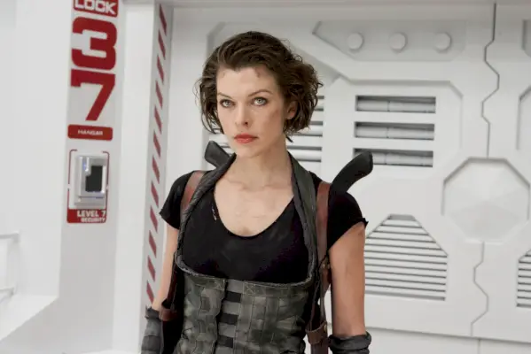 Liisa hauraassa tilassa Resident Evil: Afterlife -elokuvassa