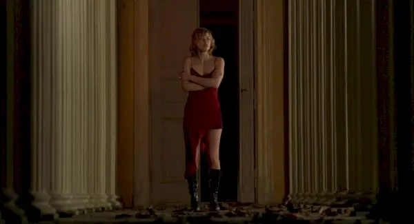 Alice steht in einem roten Kleid in Resident Evil