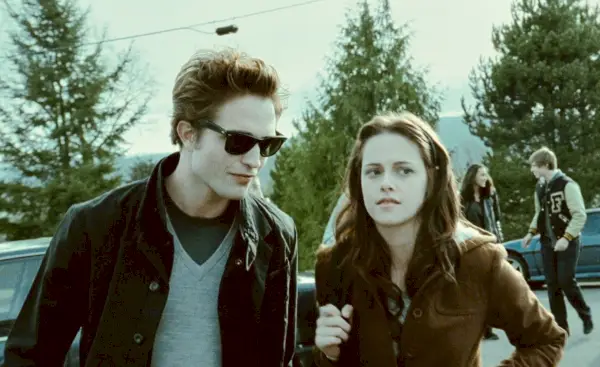 Edward Cullen y Bella Swan, interpretados por Robert Pattinson y Kristen Stewart, llegan a Forks High School en una escena en la que Edward definitivamente debería estar brillante y, sin embargo, lo está.