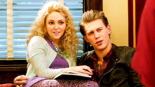 AnnaSophia Robb als Carrie und Austin Butler als Sebastian in The Carrie Diaries