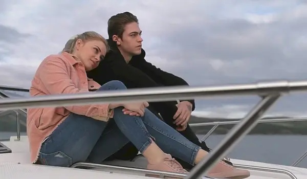 Josephine Langford et Hero Fiennes Tiffin dans After We Fell