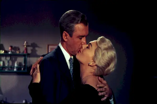 Kim Novak et James Stewart s'embrassant