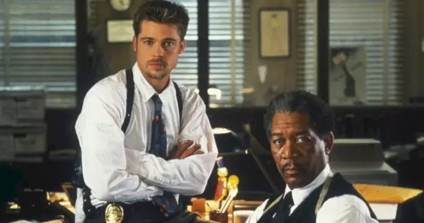 Brad Pitt och Morgan Freeman sitter på polisstationen i