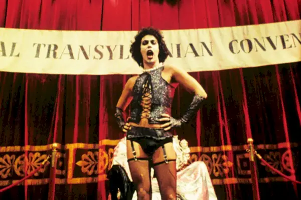 Dr Frank N Furter prezentuje na scenie twarz i ciało