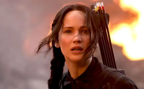 Una imagen de Jennifer Lawrence como Katniss Everdeen en la primera entrega de Sinsajo