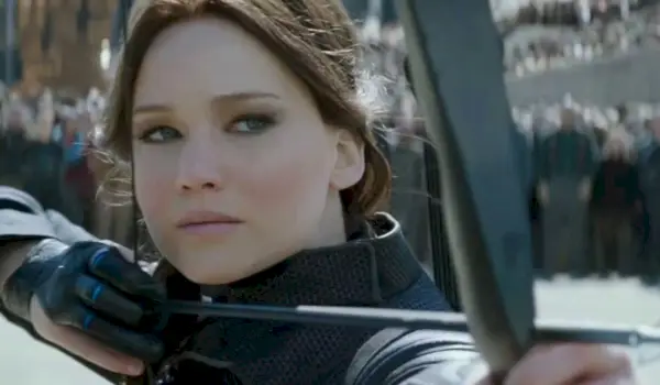 Jennifer Lawrnce'ın canlandırdığı Katniss Everdeen, Alaycı Kuş Bölüm 2'de herkesin Başkan Snow'un infazı olduğuna inandığı şeyin önüne okunu atıyor