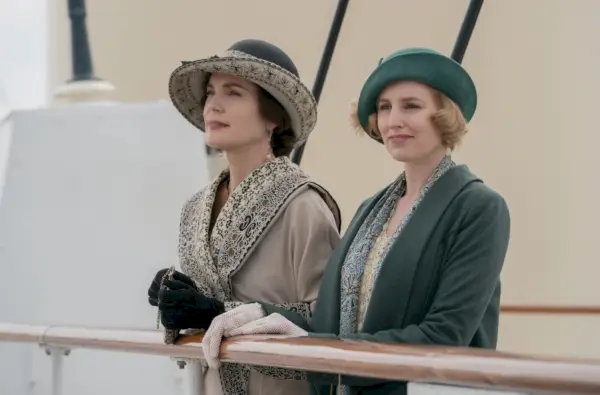 Elizabeth McGovern och Laura Carmichael i Downton Abbey: A New Era (2022) som Lady Cora och Lady Edith