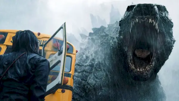 Godzilla bredvid en skolbuss i Monarch: Legacy of Monsters